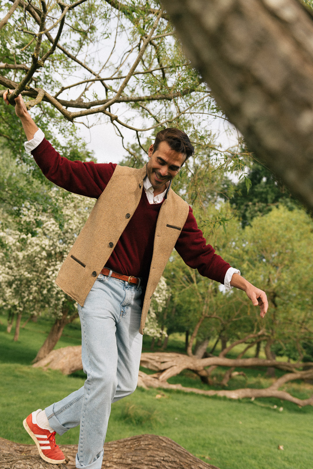 Men's Shetland Wool Darzi gilet in Camel Brown