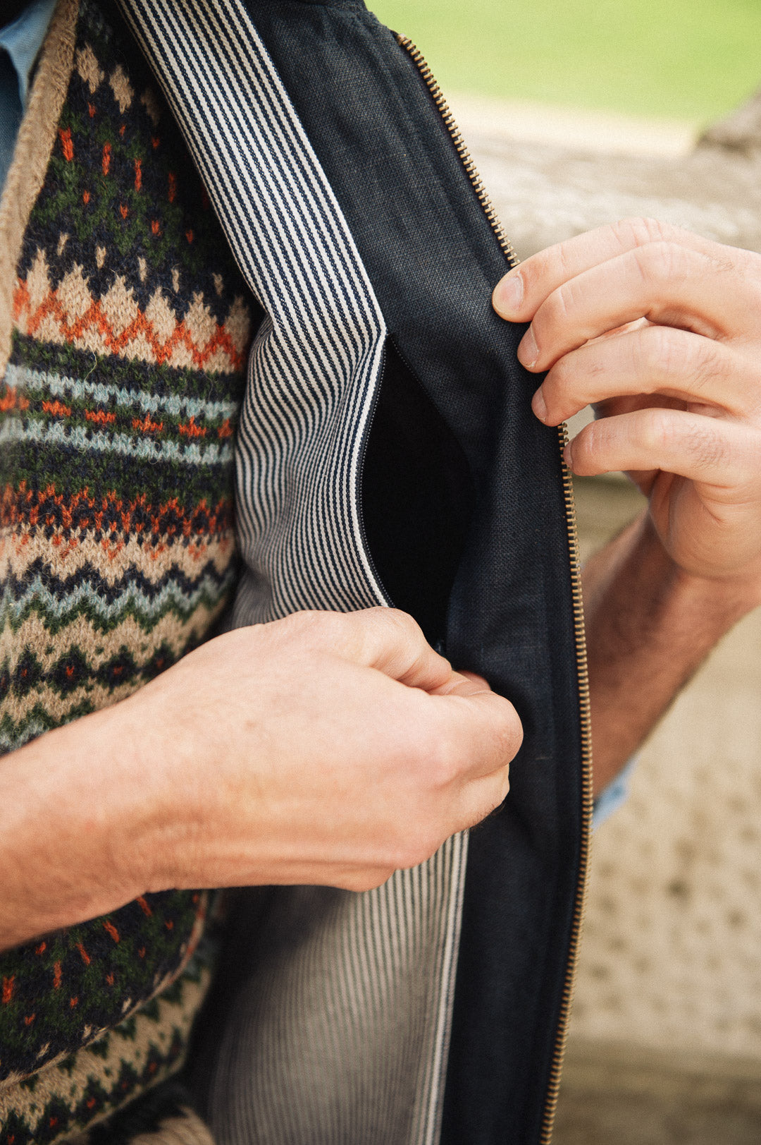 Men's Darzi navy Hillgate linen vest with close-up of concealed inside breast pocket opening